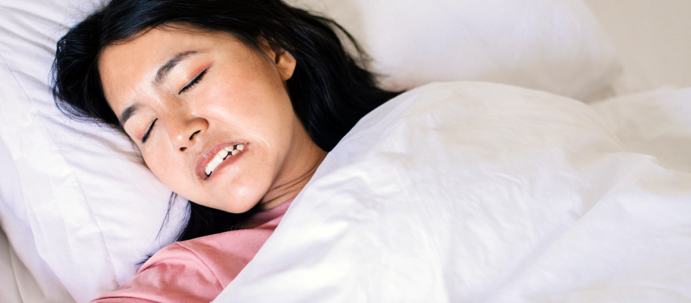 mulher a dormir e a ranger os dentes