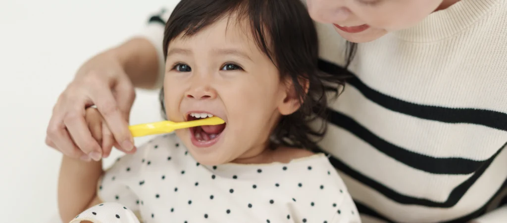 ensinar a escovar os dentes das crianças