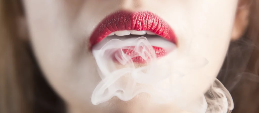 como o tabaco afeta os dentes de mulheres e homens